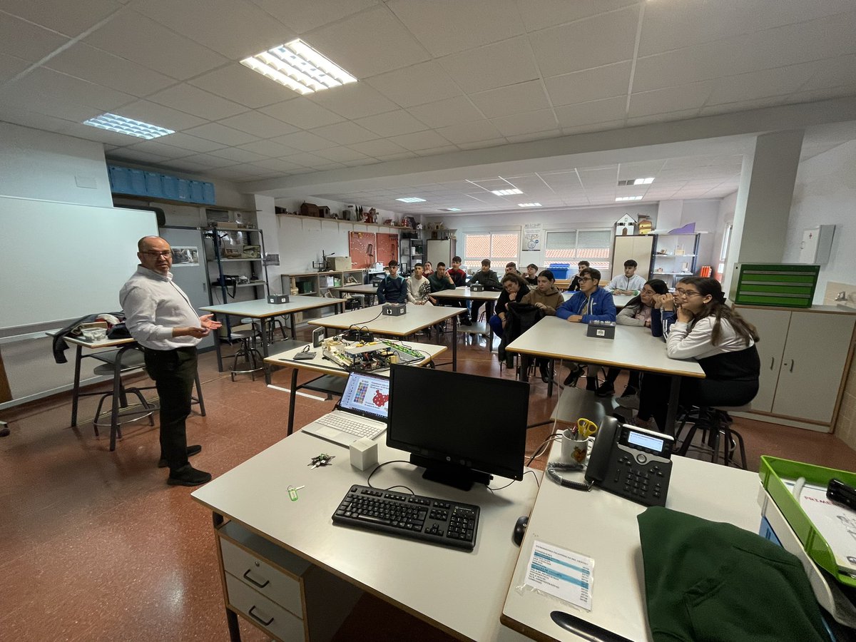 iesoMRM's tweet photo. El pasado viernes @jorgeosuna666 vino al @iesoMRM a hablarnos de ciudades inteligentes, internet de las cosas y nuevas tecnologías. Nuestro alumnado disfrutó y aprendió muchísimo. Mil gracias 🙏 @FIWARESpace @DipBadajoz @EldeTecnologia @joselu_txotxe_ https://t.co/3F0T3W87KI