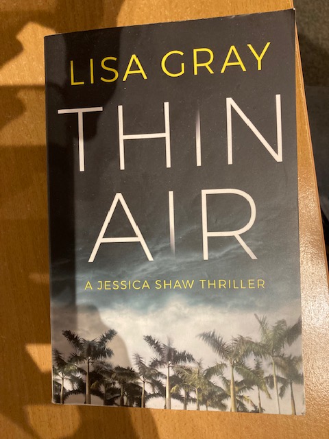 Recommended reads #10 - Thin Air by @lisagraywriter - The stakes are high, and the story emotionally meaningful right from the start - with such cool & credible characters - especially our subtly vulnerable protagonist. Go Jessica! 🌟🌟🌟🌟🌟 #books #amreading #crimefiction