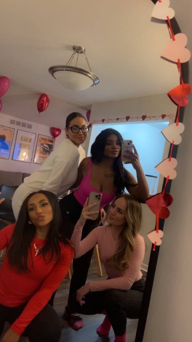 aubreymariah14's tweet photo. Galentines by yours truly 💋💘 https://t.co/35AK3j4ySR