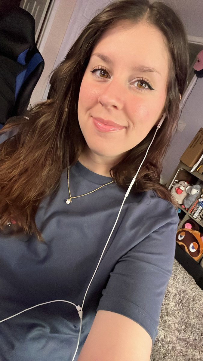 Good afternoon!! 🤗 

Super sleepy today, but it’s Super Bowl Sunday!! Who are you rooting for? (Chiefs!!!) Comment below 👀 

Playing some #StardewValley today after we open up some packages and do clip of the month! 

twitch // Kaykrisify