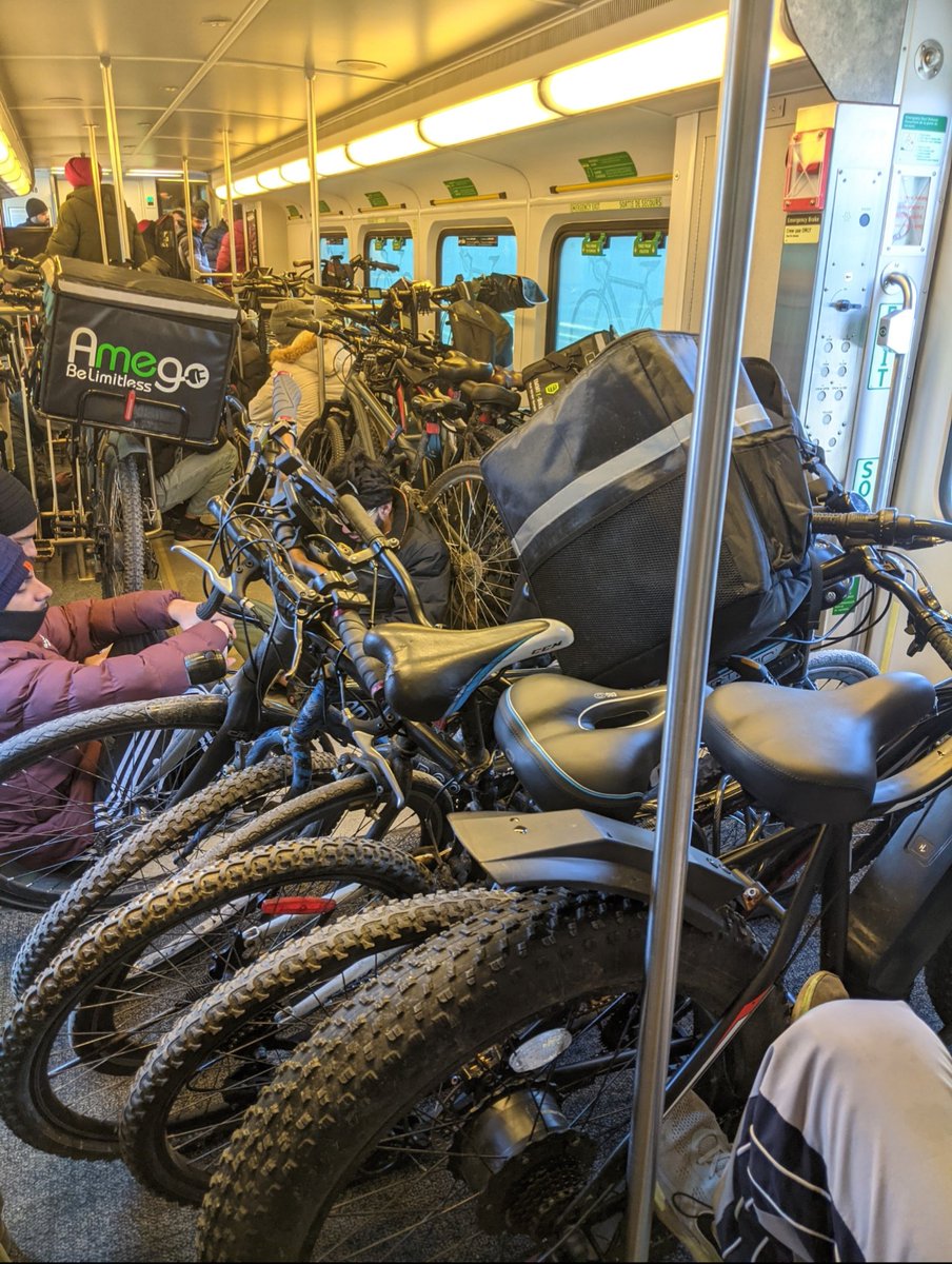 winkyj's tweet photo. @RE_MarketWatch This is why there's a bicycle problem on GO Transit.

These students can't find a job, so they resort to being exploited as gig-workers.

Lately, they have been making $20 A DAY. For 10-12 hours of work. https://t.co/4Ga0OjM4fq