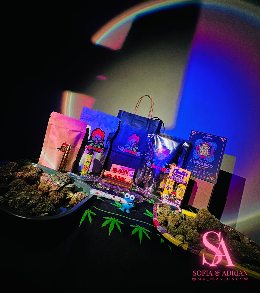Mr_MrsLoveSW's tweet photo. ¿Que creen? El tío JK nos mandó unos regalitos 🎁 que saben muy ricos, la verdad nos pusieron muy calientes de las mejores flores de México que hemos probado 🤤 @Jonekush1 

¿Quién quiere probarlas con nosotros?🤩

Recuerden que son mayoristas, vayan a seguirlos a sus redes 💯 https://t.co/Mdtspeirce