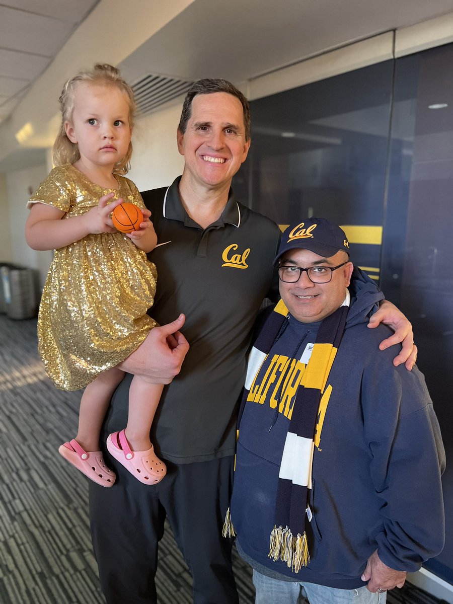 shanejd's tweet photo. Back at the old stomping grounds at #HaasPavilion on the campus of @UCBerkeley! Got to say hello to former #stanfurd rival & current @CalMBBall head coach Mark Madsen! 🐻🏀 #GoBears #Cal https://t.co/nSix4pbRsu
