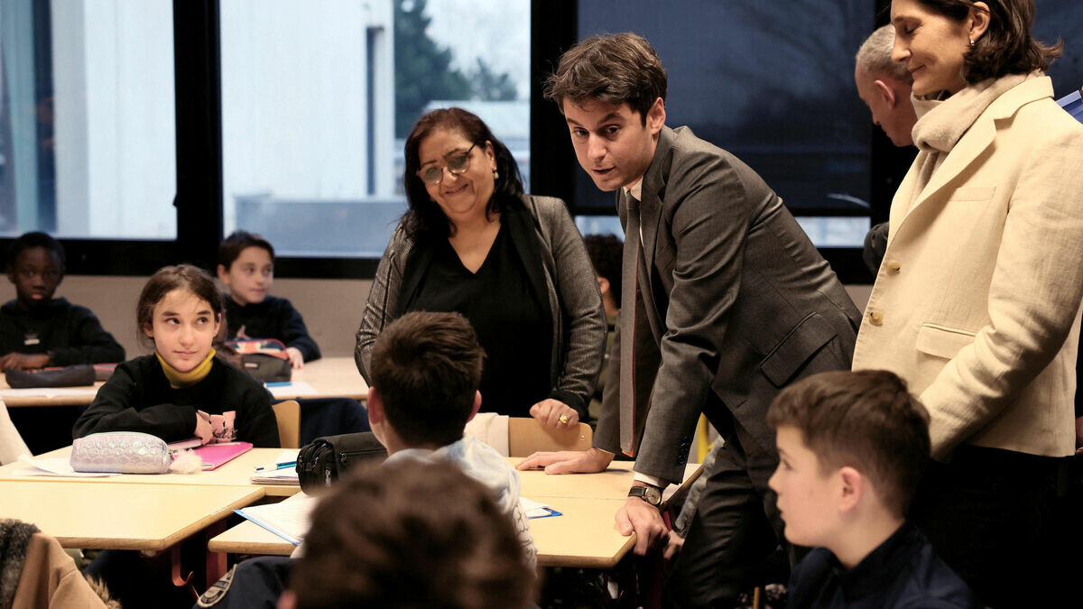 le_Parisien's tweet photo. Gabriel Attal souhaite revoir le cadre disciplinaire à l’école primaire et mettre en place des sanctions éducatives plus précoces, sans préciser s’il parle du premier ou du second degré. Des déclarations floues jettant le trouble chez les enseignants
➡️ https://t.co/8AyMculSie https://t.co/rnSP2y5n6C