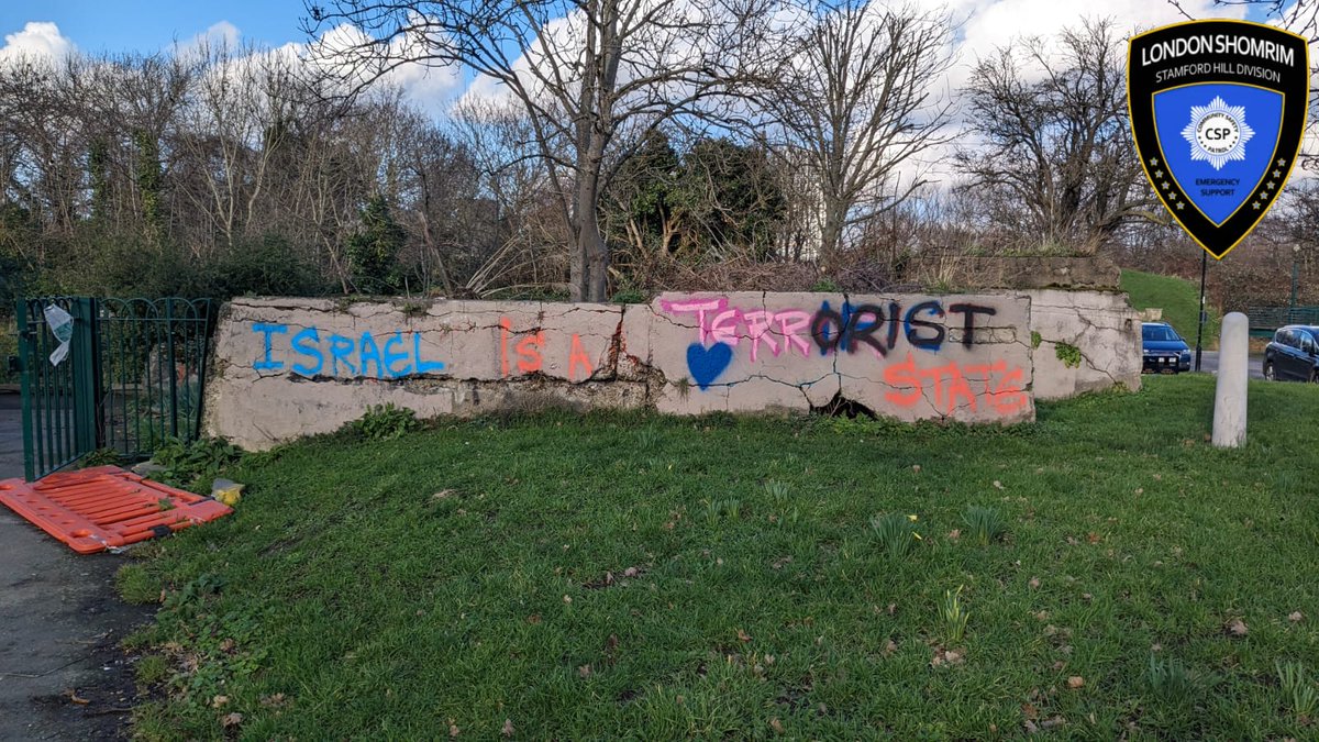 🚨#HateCrime #Antisemitism Park in the centre of the #StamfordHill Jewish community targeted with racist graffiti. 👨‍👩‍👧‍👦 @Shomrim has received multiple reports from Jewish families who frequent Markfield Park. The victims from the Jewish community feel they have been targeted with…
