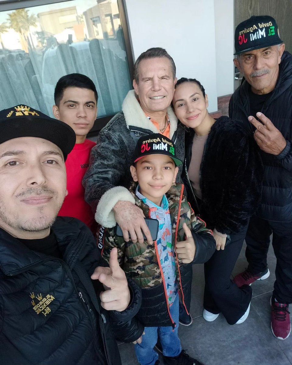 FDBplus's tweet photo. David Aguirre a quien le apodan el #MiniJC es un niño repleto de sueños que practica el boxeo.
Su modelo a seguir en este deporte es “El gran campeón mexicano” Julio César Chávez, en este video le dedica su pelea y todo su apoyo a Julio César Chávez Jr.
Aguirre es nativo de Las Varas, Nayarit, viviendo en Culiacán, Sinaloa; muy cerca de la familia Chávez, quien le ha dado puntual seguimiento a través Polo Chávez.
El “mini JC” compite dentro de la categoría de los 35 kilos y cuenta con 11 años de edad.
#Boxeo #Boxing #FrasesdeBoxeo #DavidAguirre