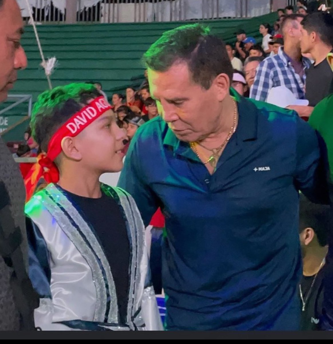FDBplus's tweet photo. David Aguirre a quien le apodan el #MiniJC es un niño repleto de sueños que practica el boxeo.
Su modelo a seguir en este deporte es “El gran campeón mexicano” Julio César Chávez, en este video le dedica su pelea y todo su apoyo a Julio César Chávez Jr.
Aguirre es nativo de Las Varas, Nayarit, viviendo en Culiacán, Sinaloa; muy cerca de la familia Chávez, quien le ha dado puntual seguimiento a través Polo Chávez.
El “mini JC” compite dentro de la categoría de los 35 kilos y cuenta con 11 años de edad.
#Boxeo #Boxing #FrasesdeBoxeo #DavidAguirre