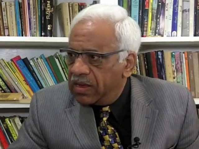 جب سے اس دلے کی بیٹی ایک فوجی کے ساتھ بھاگ گئی ہے تب سے یہ فوج اور پاکستان کا دشمن بنا ہوا ہے۔۔حالانکہ یہ اب فوجی کا سسر ہے۔ 
یہ بے غیرت روز ہمارے معصوم پختونوں کو ورغلانے کی کوشش کرتا ہے۔ یہ اپنے بھاگے ہوئی بیٹی کا بدلہ پختونوں کے زریعے لینا چاہتا ہے۔ 
بے شک پختونوں نے عمران کو