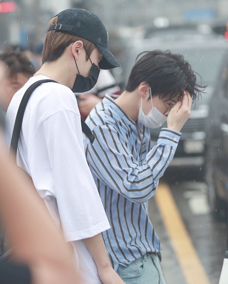 jeongbjay's tweet photo. แจฮยอนยืนนิ่ง ๆ ให้โดยองซบกลางสนามบินเพราะวันนั้นโดยองไม่สบาย แล้วแจฮยอนเดินไปถึงรถก่อนนะแต่ก็ยอมหยุดรอให้โดยองขึ้นรถก่อนทั้งที่ตอนนั้นมีฝนตกด้วย มันเรื่องเล็กน้อยแหละแต่มันทัชใจมากเลย 🥺 https://t.co/S7ywdta7pR