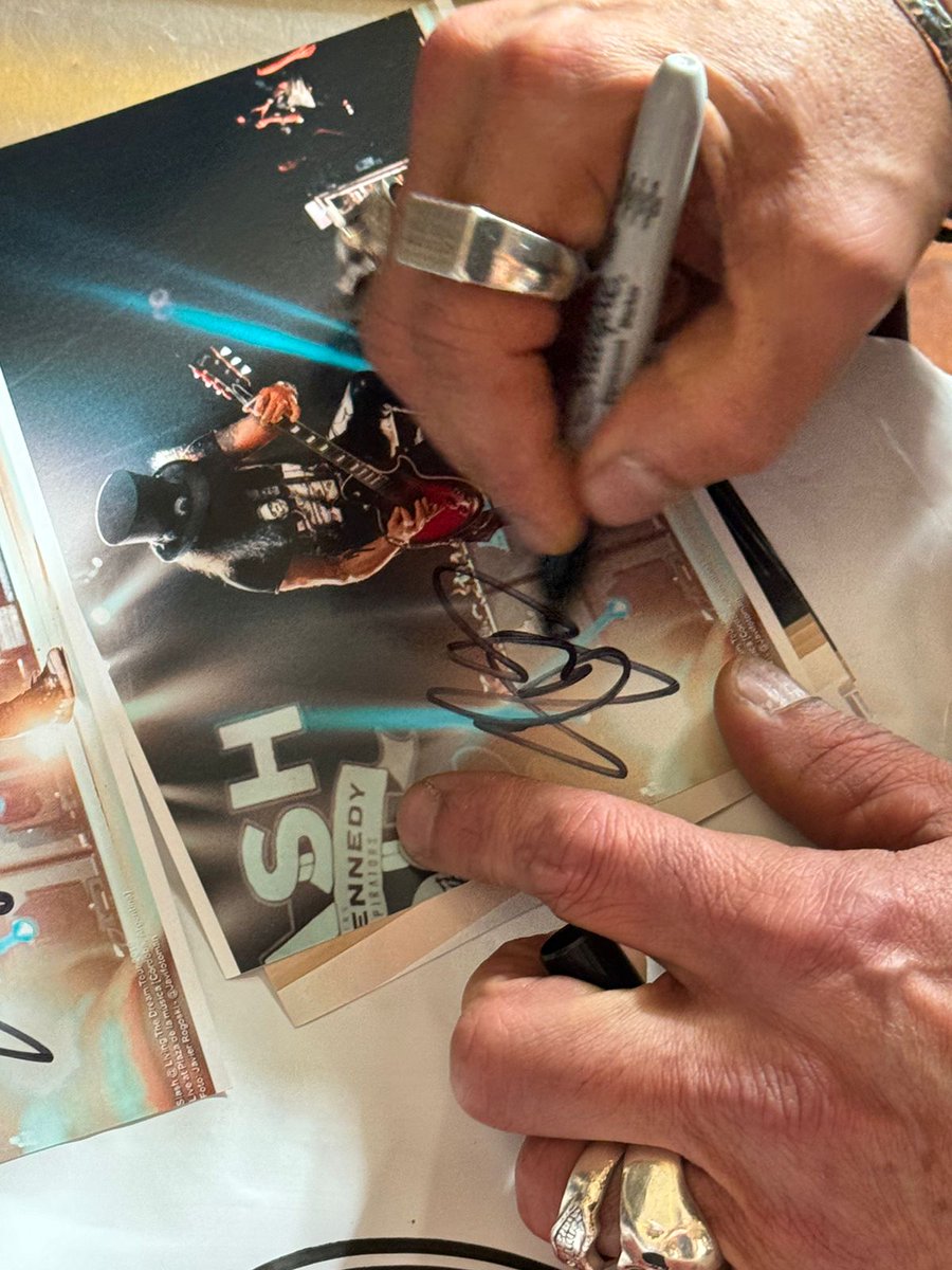 #ConcursoSlashWorld

¡Nos acercamos a los 100 mil seguidores! 🎉 Tenemos una foto firmada de Slash en Argentina, firmada por él, ¡y uno de ustedes, de cualquier parte del mundo, podrá ganarla! 🌎 

Sigue