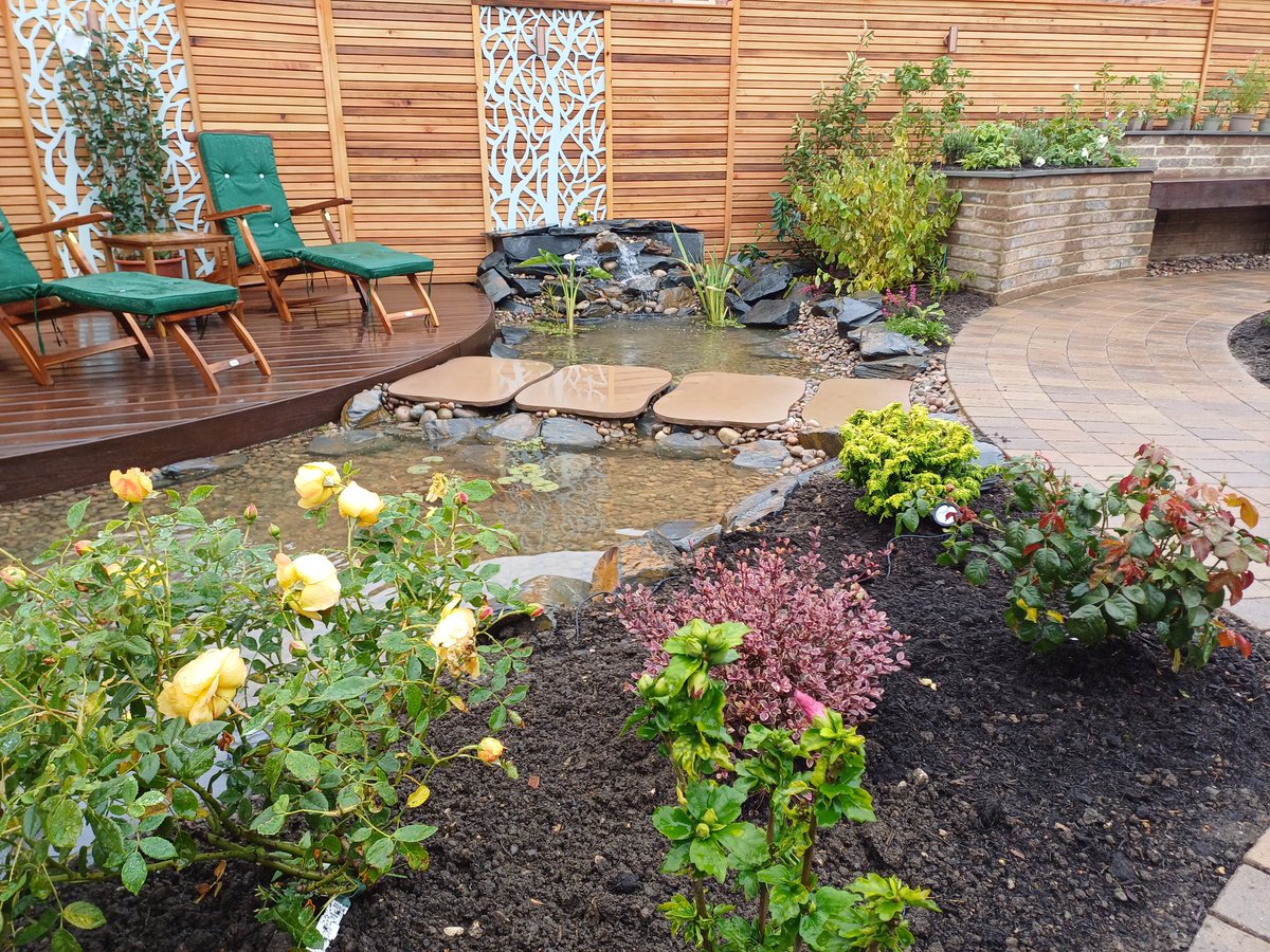 dodds_ja's tweet photo. Vesuro patios with tegula walling and paving and trex deck
@MarshallsGroup 
@MarshallsReg 
@Trex_Company https://t.co/DN1XjzXf6I