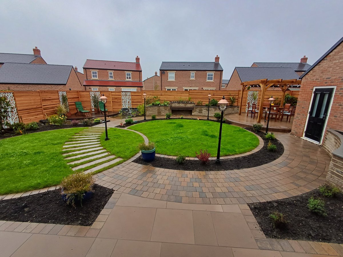 dodds_ja's tweet photo. Vesuro patios with tegula walling and paving and trex deck
@MarshallsGroup 
@MarshallsReg 
@Trex_Company https://t.co/DN1XjzXf6I
