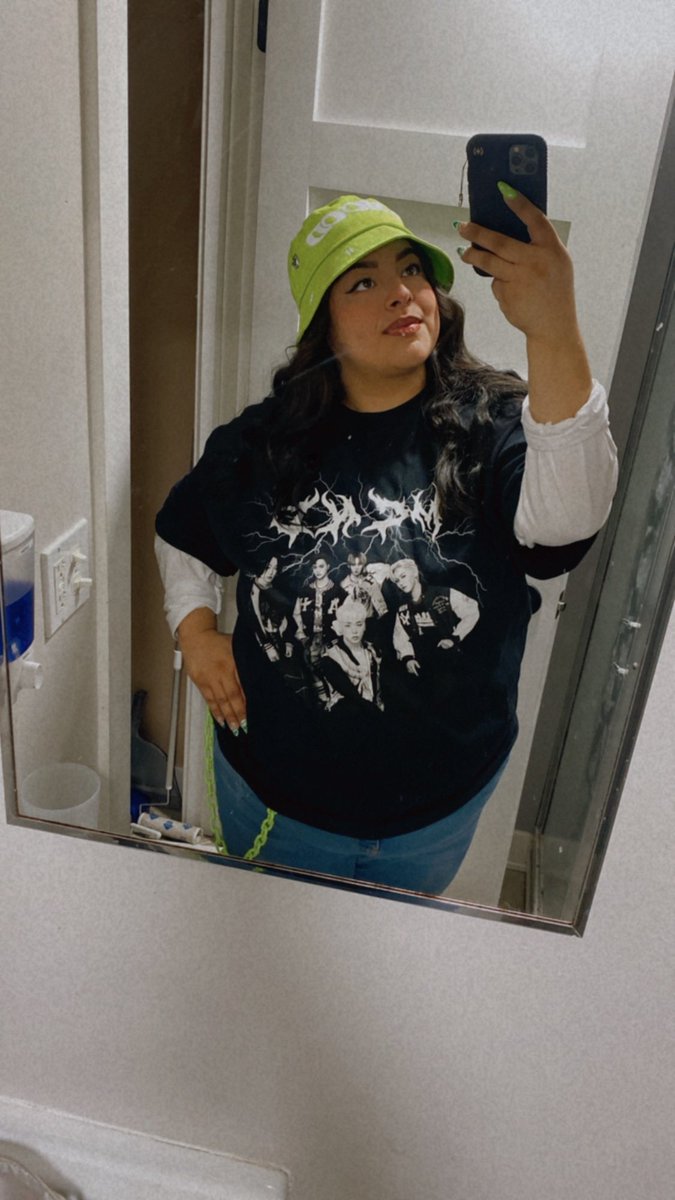 zayravalenz's tweet photo. The fit for today! 🙈might be  a little off theme but oh well 🩵 will post a  better picture hopefully latter!  #gemfit https://t.co/fNTnbdMi4t