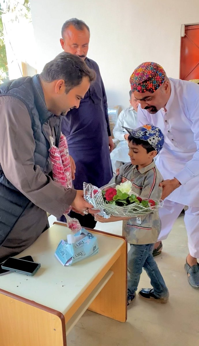 JamootIrfan's tweet photo. شہید مرتضی بلوچ کے جانشین فرزند محمد یوسف مرتضیٰ بلوچ کو پی ایس 84 سے الیکشن جیت کر ایم پی اے منتخب ہونے پر ننھا حسین جاموٹ کچھی مبارک باد دیتے ہوے
@MYusufBaloch @AdenJanwani https://t.co/M8fLOBKd9K
