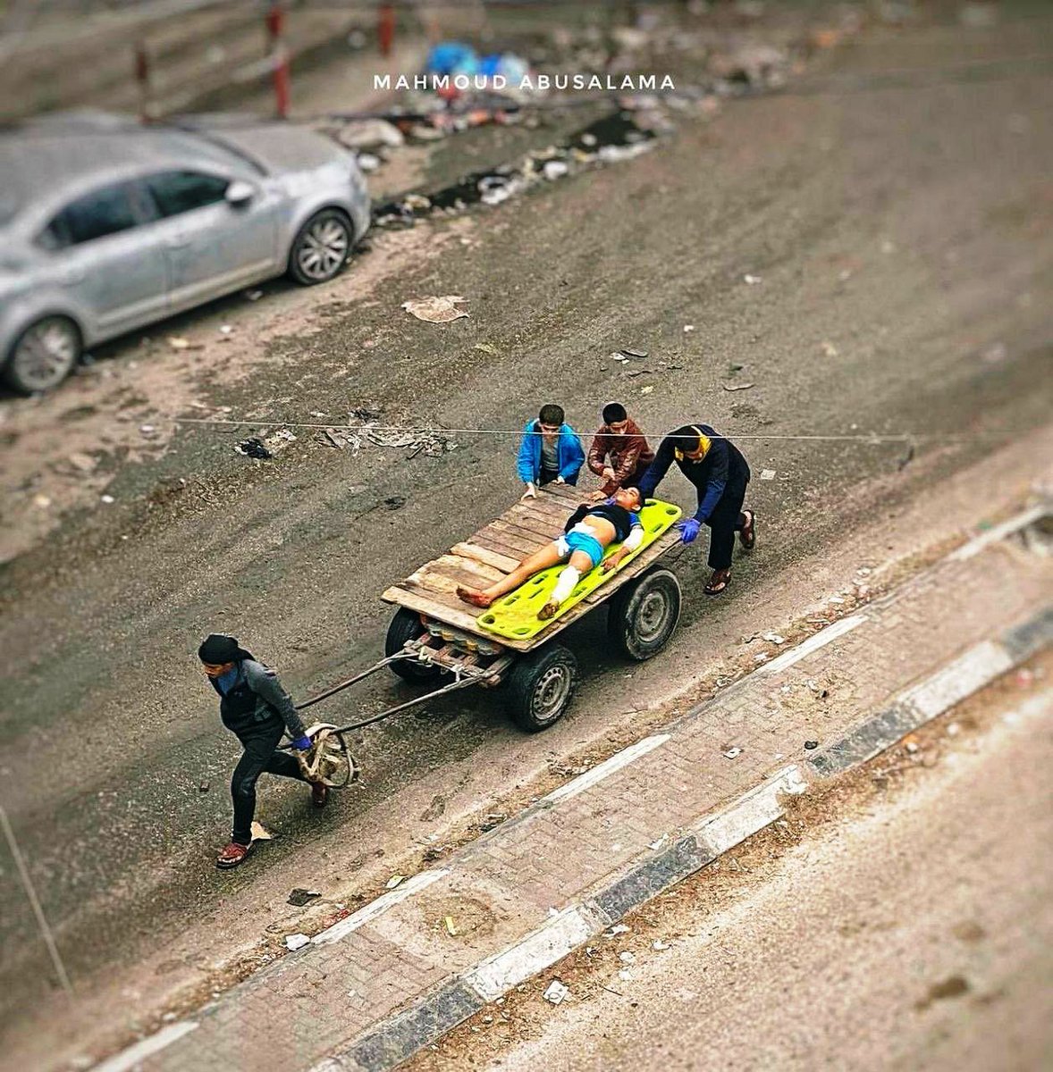 filiz175's tweet photo. Siyonist katiller atlarıda vurduğu için boşta kalan arabaları Gazze'liler çekerek hastaneye yaralı taşıyor. 
Susmayın ne olur, Gazze'de katliam durmaksızın devam ediyor.
#Gaza_Genocide https://t.co/POxXJVDj3l