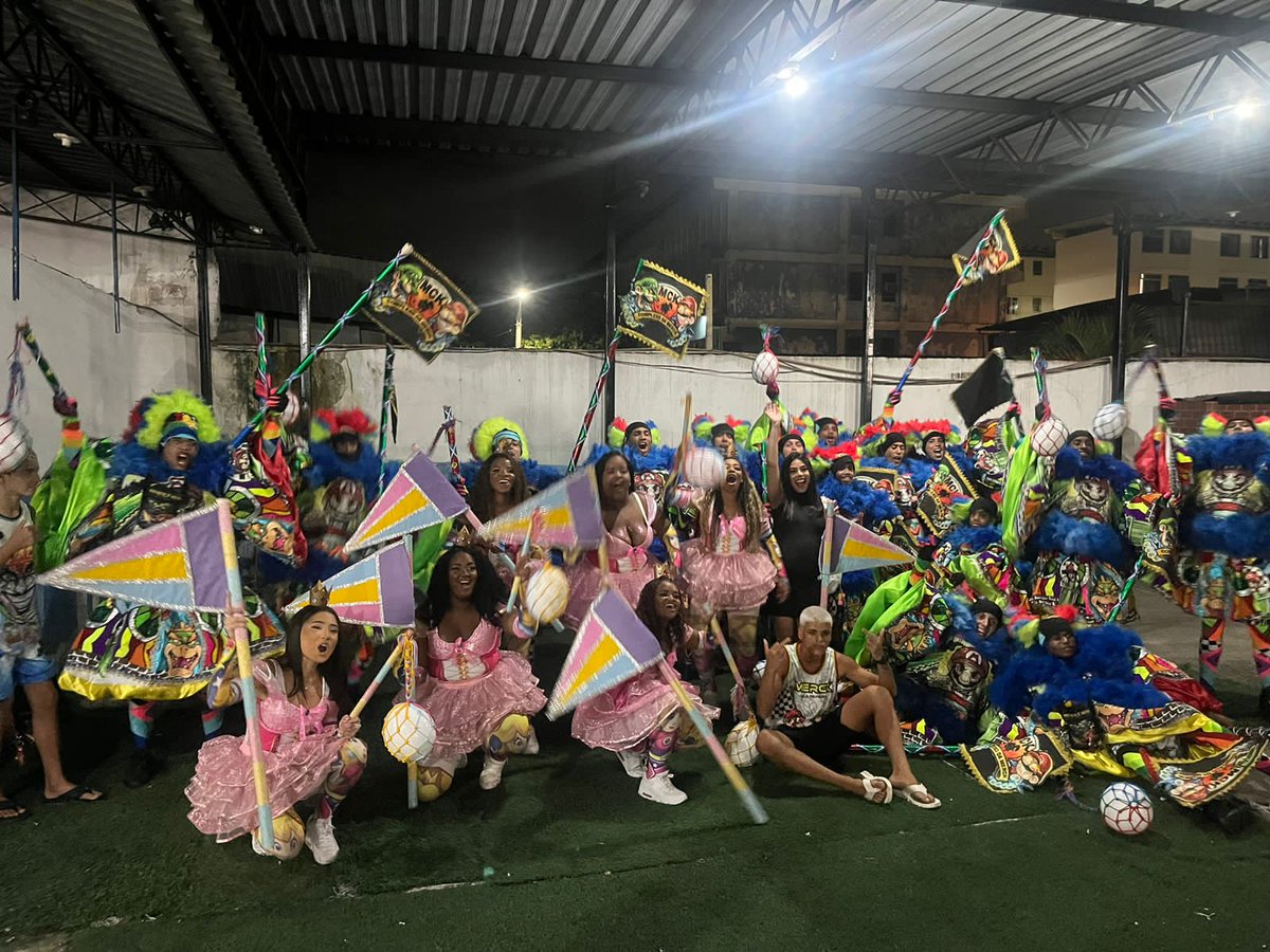 alisonbr99's tweet photo. +1 na pista graças a Deus, bloco foi rua e foi difícil de acompanhar 🥳🥳🎆🎭 https://t.co/Svb5321lpl