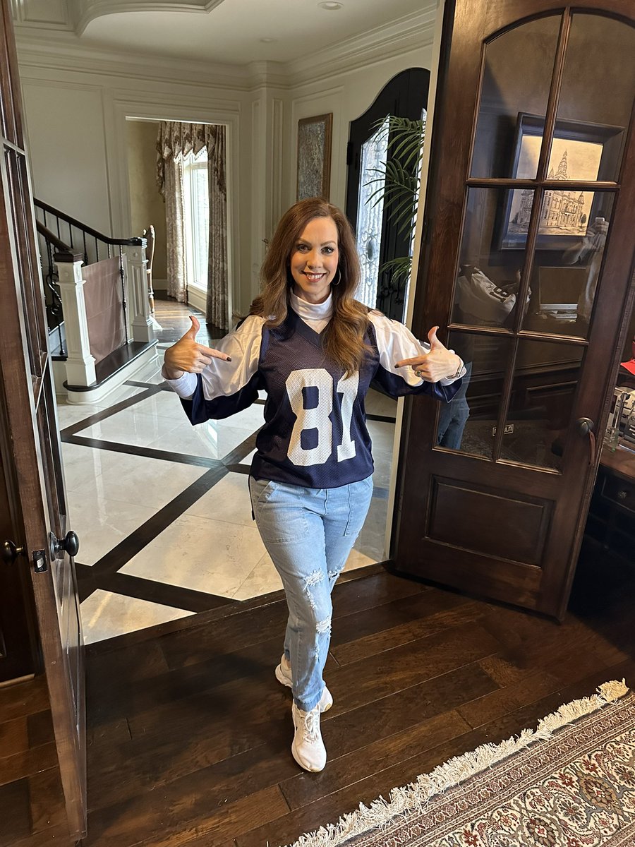 bowenslawyer937's tweet photo. Dear Lord: Please help Alicia Barnes Owens today as I do not have the heart to tell her the DALLAS COWBOYS do not play today! She is going to be so disappointed when she finds out LOL 😂 🏈 #SuperBowlSunday #WrongJersey https://t.co/DDphdK9EYe