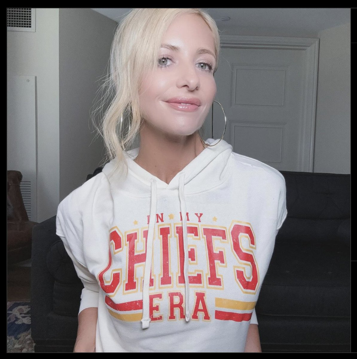 SCREAMwithRCS's tweet photo. It’s me, hi. Happy Super Bowl Sunday! We know All Too Well it’s a great day 🏈 #Swiftbowl 

Shoutout to all my SWRCS #Swifties, including Sarah Michelle Gellar! and  @209swiftie @nualahhh @sarahamyxoo @scream4rhi @Abandon06 @David16996 @TheQHBlend @joserapan @Buhlaaaake @saintsaucey @albertmpadilla  🩵