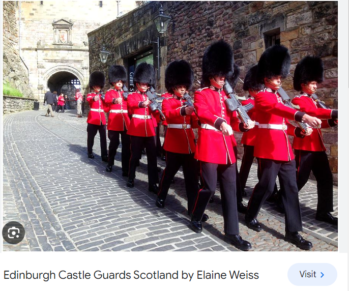 @edinburghcastle The magnificent Redcoats of Edinburgh Castle (ignorant Nats look away now) #EdinburghCastle #ScotsGuards