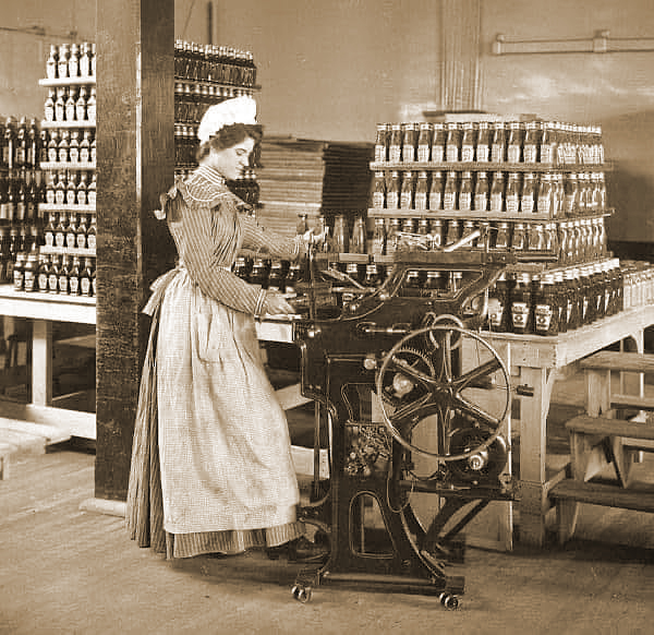 Bottling ketchup at the Heinz factory, Pittsburgh, 1897.

#KadıköydeKaraGece  #AFCONFinal  #AVLMUN