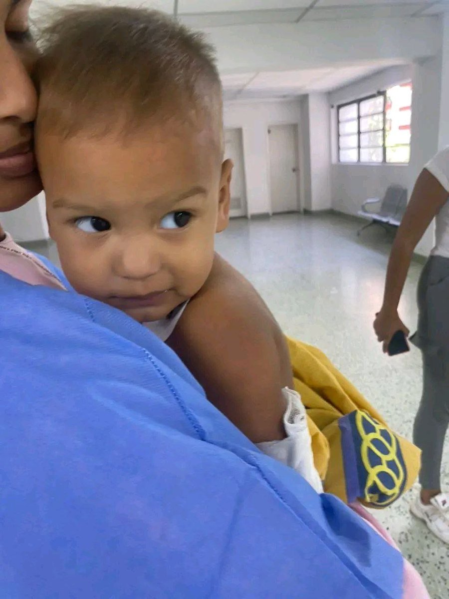 InforTvenezuela's tweet photo. Sobre el caso de Gael Padrón , el bebe de 1 año que se le atoró un alfiler en su garganta ,donde estuvo hospitalizado en el hospital de El Tigre y luego en el hospital de Barcelona ambos en el estado Anzoátegui, gracias a las redes sociales ,gracias al compañerismo entre todos lograron traerlo a Caracas y fue intervenido quirúrgicamente en el Hospital Militar de Caracas.
La intervención fue todo un éxito y larga vida a Gael, larga vida para todos.
Gracias también al Gobernador del estado Anzóategui , Luis Marcano @luismarcanos y a su equipo de trabajadores por el traslado y por estar pendiente.
Gracias al Médico Pediatra, Alejandro Ferrer @alejferrer del .J.M de Los Ríos por ofrecer y colaborar en lo posible.
Foto de sus familiares.
Si se puede.