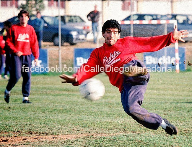 Primera práctica de Diego en Sevilla, disputada entre el equipo titular y un equipo de juveniles, el 16/9/1992.
Jugó 30 minutos y convirtió 1 gol.

Dónde vas a encontrar estos datos si no es en #ElDi3goEnNúmeros?

Cómo que todavía no lo compraste? 👇 
cutt.ly/zwC30ruS