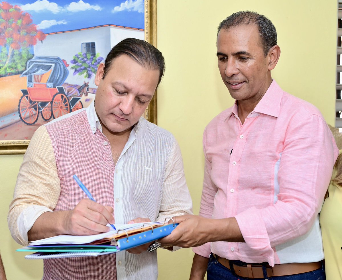 RodrigMarchena's tweet photo. *|Abel Martínez se suma a la iniciativa de Domingo Contreras: "Mi firma por el drenaje"|*

El candidato presidencial por el Partido de la Liberación Dominicana (PLD), Abel Martínez, se sumó esta tarde a la iniciativa: "Mi firma por el drenaje", propuesta por el candidato a alcalde del Distrito Nacional, Domingo Contreras.

Esta iniciativa busca concienciar a la población para abordar los problemas que causan las inundaciones en la capital.

El pasado miércoles, el dos veces presidente de la República Dominicana, Danilo Medina, también se había sumado a esta propuesta.

Esta iniciativa ya registra más de 270,000 rúbricas de figuras y personalidades de distintos estratos sociales, que han hecho conciencia sobre la necesidad de que, al problema de las inundaciones y la deficiencia del drenaje, se le busque una solución definitiva.  

El líder de la oposición firmó el documento en medio de una jornada de visitas a candidatos a regidores de la Circunscripción #1 del Distrito Nacional.

Presentes en el recorrido de visitas participan los candidatos a diputados, Claudia Rita Abreu, Chariné Ovalle, Yuri Enrique Rodríguez, Charlie Mariotti Paz y Chanel Rosa Chupany. 

También el vicepresidente del PLD, Juan Ariel Jiménez; Andrés Navarro, coordinador general de Campaña, y Johnny Pujols, coordinador de Gabinete. 

Asimismo, los miembros del Comité Político: Jaime David Fernández Mirabal,  Maribel Acosta y Alejandro Montás.

De igual modo, Edwin Espinal, coordinador del Sector Externo.

*Alianza Rescate RD ganaría 65-67 % alcaldías y 70-72 % de distritos en elecciones 18 de febrero*

Documentos confiables de partidos políticos, estudios empresariales y líderes locales y nacionales de distintos partidos proyectan que la Alianza Rescate RD, integrada por PLD, FP y PRD, obtendría entre el 65-67 % de las alcaldías y entre el 70-72 % de los distritos municipales en las elecciones de febrero de 2024.

De los 158 municipios, la Alianza Rescate RD ganaría entre 103 y 106 alcaldías. El PRM, partido de gobierno, entre 52 y 55 alcaldías. 

El PLD y aliados ganaría entre 164 y 169 distritos municipales, de 235 en total. Mientras el PRM, entre 66 y 71 distritos municipales.

#AbelPresidente
#AguantenQueFaltaPoco
#AhoraYSiempreMoraoEnTodo