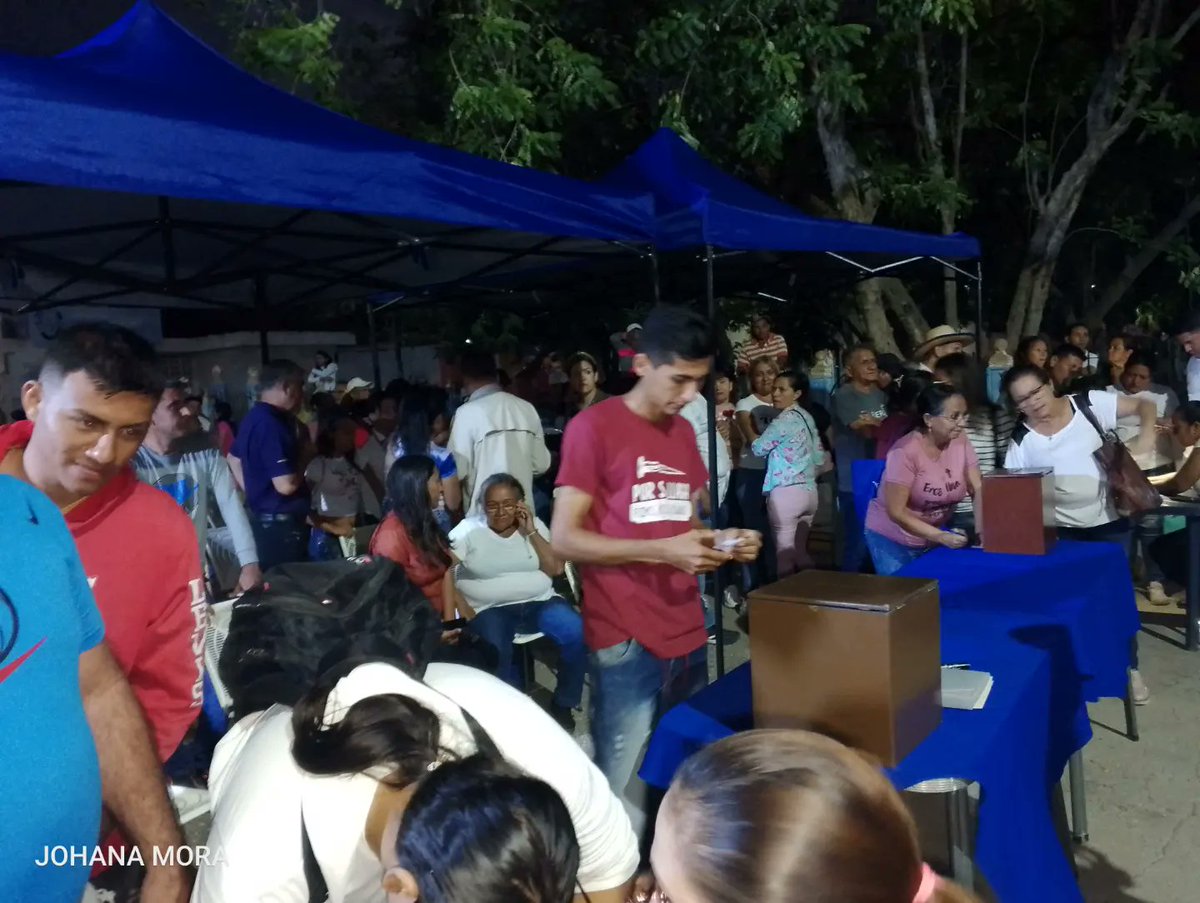 JohanagMora's tweet photo. #09Feb | Inicia el Proceso de Renovación de Consejeros del CLPP en las Parroquias Reyes Vargas y Camacaro. Un Proceso democrático dónde todos somos participes y protagonistas sin distinción de colores políticos, religiosos ni culturales. 
#MunicipioTorres 

Concejal Johana Mora. https://t.co/Q93KdriHRI