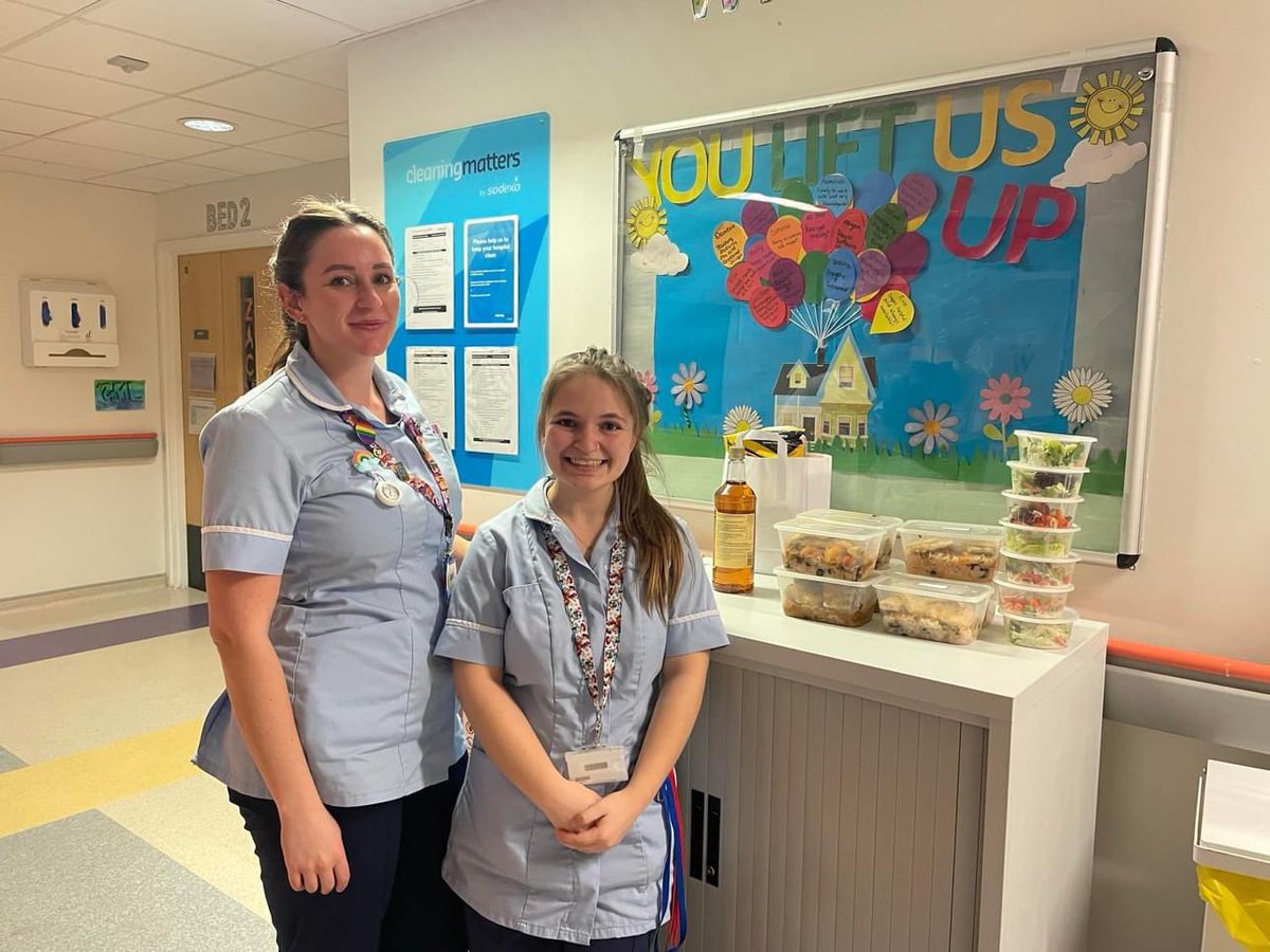 SkitchenEmmie's tweet photo. Bumper Friday night takeaway with the fabulous @SofraMCR 109 delicious hot meals . Plus 80 snack bags thank you @FareShareGM &amp; 140 Valentine SIM cards &amp; treat &amp; 25 teddies for Chinese New year of the dragon for parents staying in hospital with their poorly child @RMCHosp 🎗️❤️ https://t.co/rf6lSeKRjC