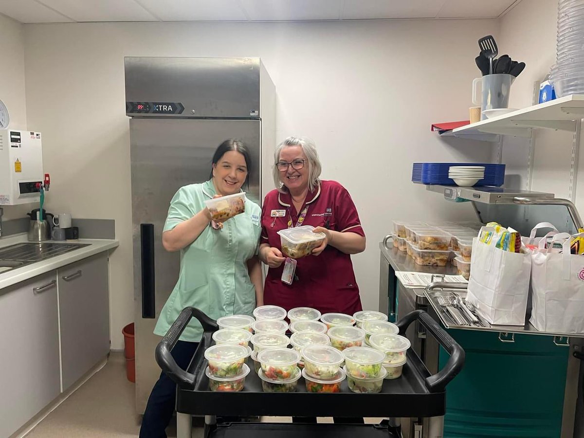 SkitchenEmmie's tweet photo. Bumper Friday night takeaway with the fabulous @SofraMCR 109 delicious hot meals . Plus 80 snack bags thank you @FareShareGM &amp; 140 Valentine SIM cards &amp; treat &amp; 25 teddies for Chinese New year of the dragon for parents staying in hospital with their poorly child @RMCHosp 🎗️❤️ https://t.co/rf6lSeKRjC