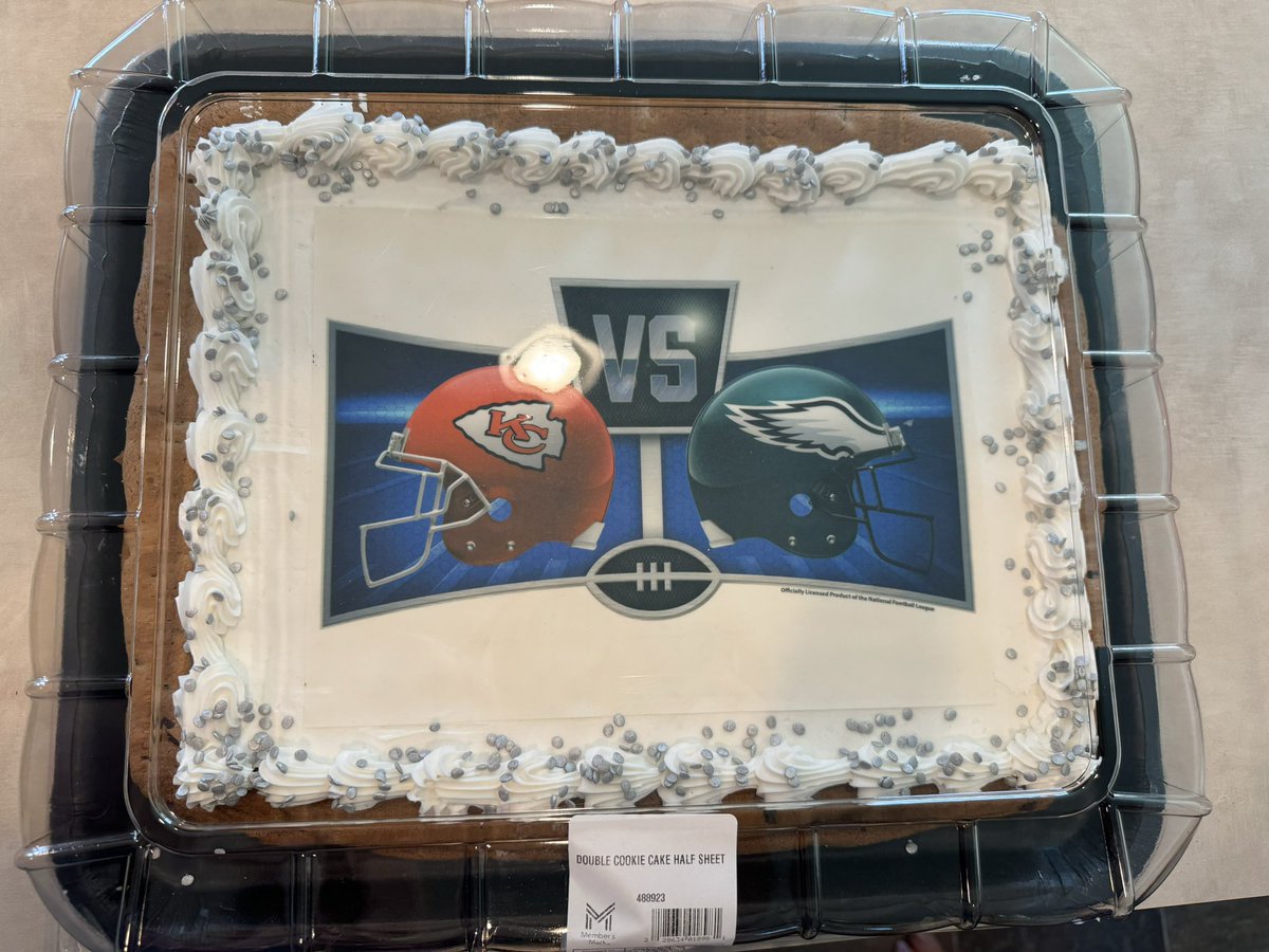 jackpot_party's tweet photo. Picked up our #SuperBowl   cookie cake from @SamsClub today…. Wait what?? 🤦🏽‍♀️ https://t.co/yv0nI2Ke06