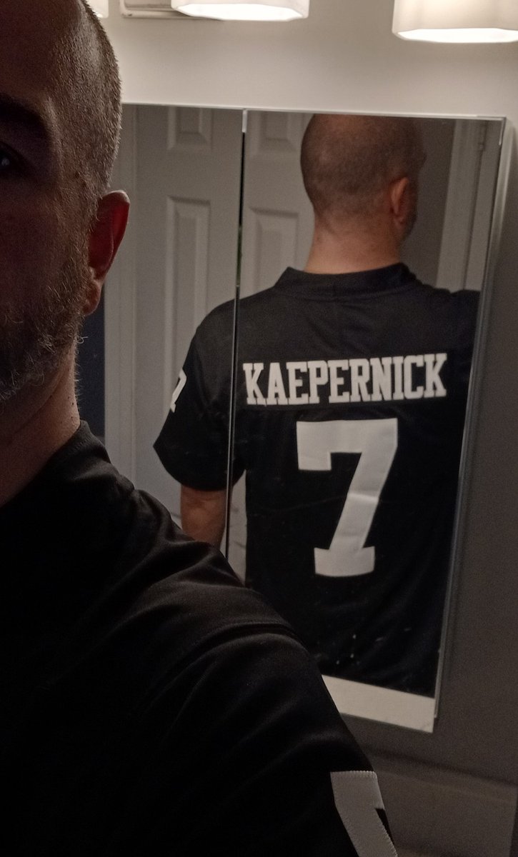 Fro_von_Frolik's tweet photo. Happy #ColinKaepernick Appreciation Day!
@Kaepernick7 #imwithkap @NFL #nfl #superbowl #nflblackout #BoycottTheNFL @yourrightscamp #KnowYourRights https://t.co/hAopDKpVXj