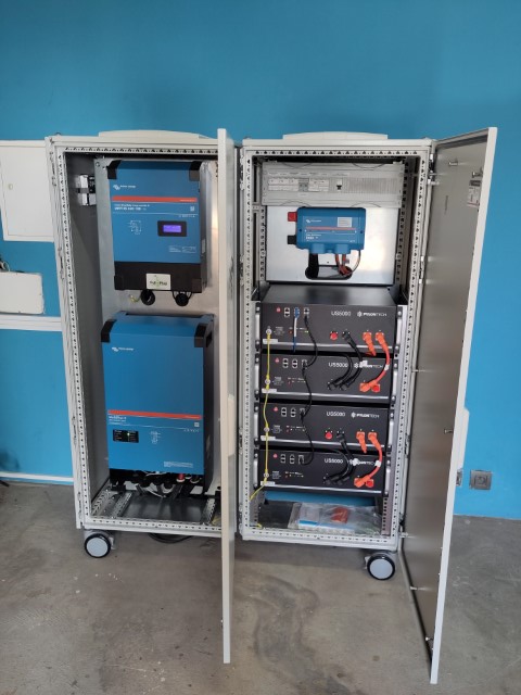 LuppensG's tweet photo. De woonsten die wij nu van zonnestroom voorzien hebben, lagen te ver van het publieke stroomnet en kregen daarom een 10kVA/20kWh @Victron_Energy @Pylontech1 batterijsysteem van @PullThePlug_Be . https://t.co/R7TFC705Ms