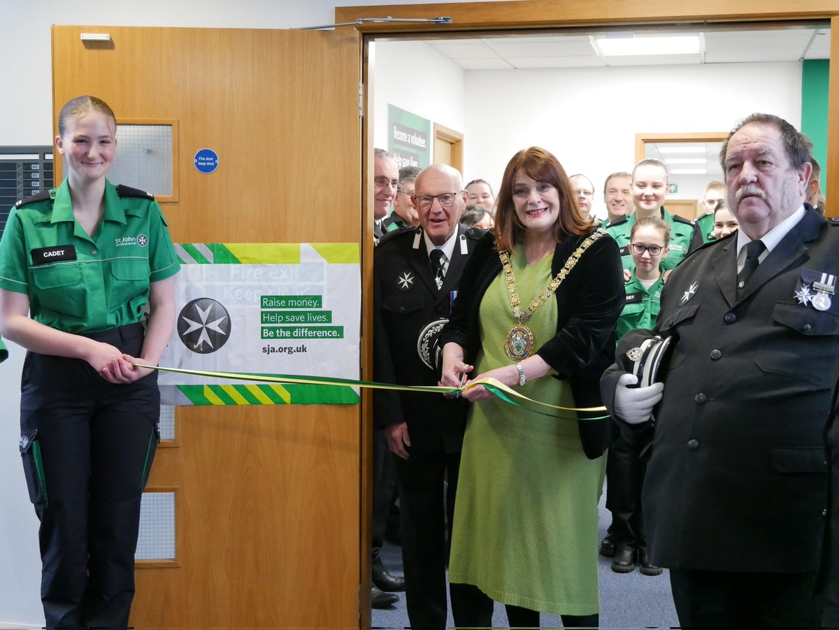 What a momentous day! The official opening of our new @stjohnambulance training centre in #Rugby by The Mayor ✂️ followed by an awards ceremony with The Deputy Lord Lieutenant of #Warwickshire!🏆@sjacovwarks @StJohnEngland @rugbybc @rugbyadv @RugbyObserver #volunteering #firstaid