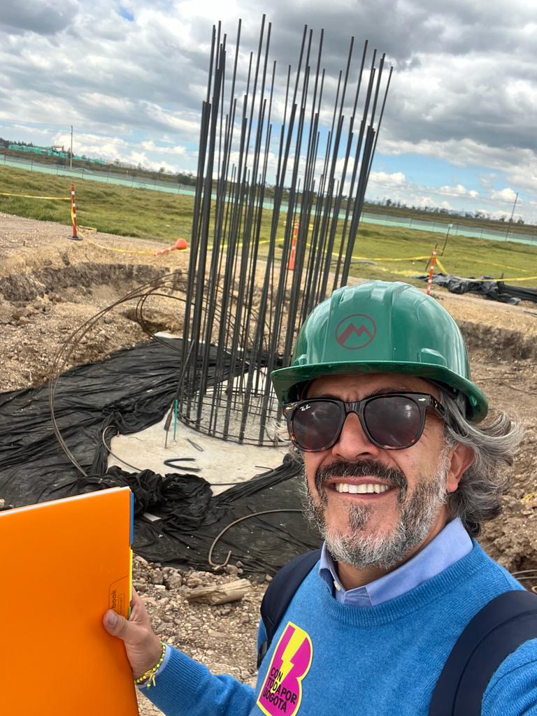 JDOviedoAr's tweet photo. Gracias @MinTransporteCo y @MinHacienda por SOBREVOLAR las obras de la primera línea de metro de Bogotá. Peeero...

Desde enero 17, @ConTodaXBogota visitó el Patio Taller y el proceso de instalación de pilones, y es algo impresionante! 

Transferencia de nuevas tecnologías de construcción de obra civil para que la ingeniería colombiana avance de forma innovadora ante los desafíos de OBRA PÚBLICA que enfrentamos; y que aún no vemos en sus prioridades para la REACTIVACIÓN ECONÓMICA.

Aprovechamos para decirles que vale la pena darle una miradita al "yerro" del decreto 0103 de 2024 (liquidación del PGN). ¡Para los habitantes de Bogotá, el METRO ES YA!

#OposiciónConstructiva desde @ConTodaXBogota 

https://t.co/xsR2hU0biR