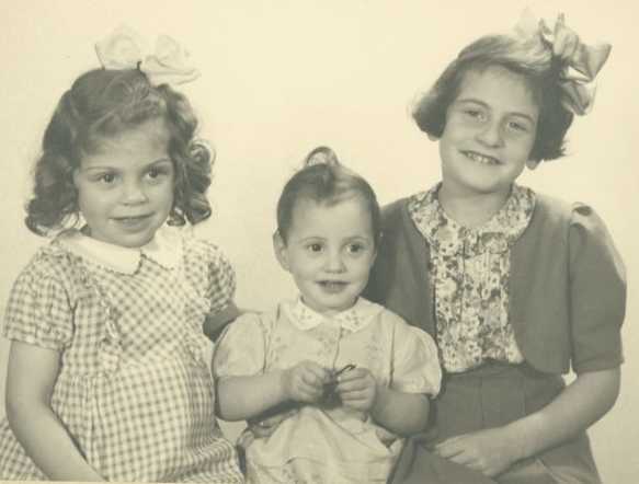 AuschwitzMuseum's tweet image. 11 February 1940 | Dutch Jewish girl, Carla Meijer, was born in Amsterdam (middle).

She was deported to #Auschwitz from #Westerbork with her sisters Mia and Hetty in October 1943. They were all murdered is a gas chamber after arrival selection with their mother Margaretha.