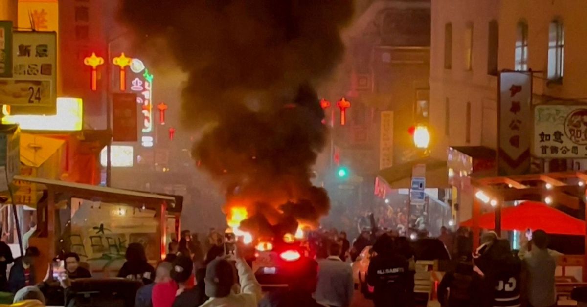 Crowd sets Waymo self-driving car ablaze in San Francisco reut.rs/48iE6y6