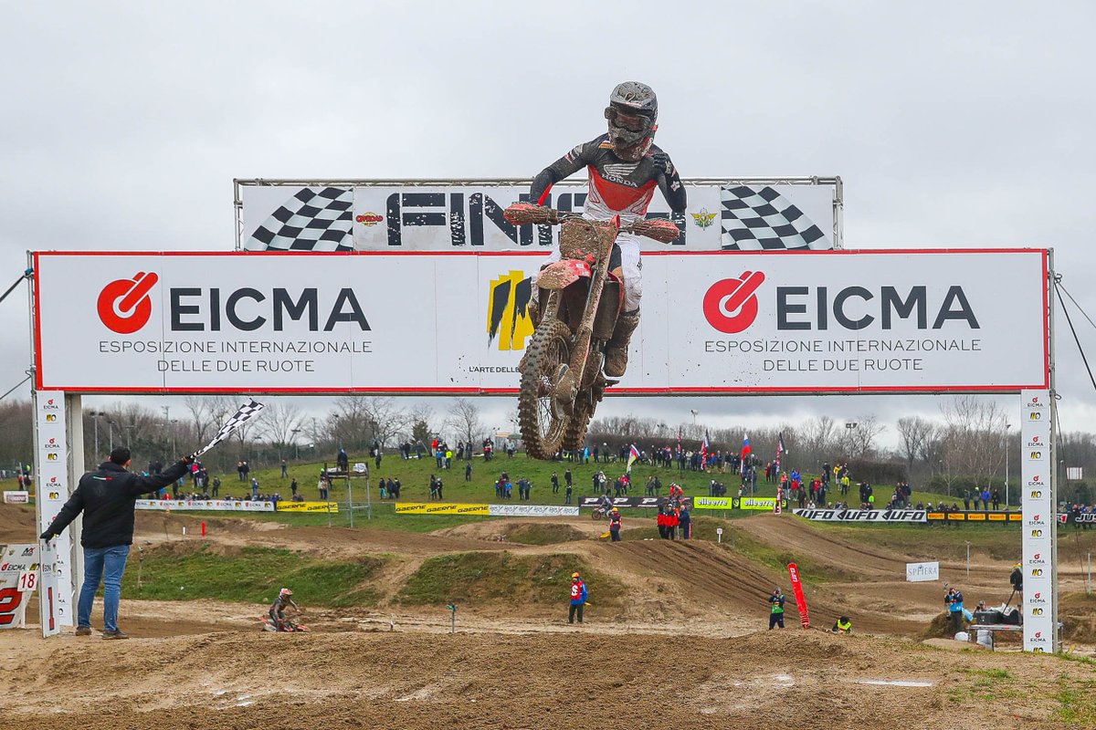 AlessioPiana130's tweet photo. Tim Gajser trionfa (1+2) a Mantova e si assicura gli Internazionali d'Italia Motocross #INTMX 2024 classe MX1 🏆
Ottima marcia di avvicinamento al Mondiale #MXGP per il portacolori del Team HRC con la Honda CRF450R già in configurazione 2025, battuto oggi in Gara 2 da Romain Febvre (3+1) classificatosi 2° di giornata e campionato.
Chiude 3° Ruben Fernandez (2+4) a precedere l'altro pilota Kawasaki KRT Jeremy Seewer (4+3), da segnalare il 5° posto in Gara 1 di Alberto Forato con Standing Construct Honda, assente nel precedente evento di Riola Sardo.