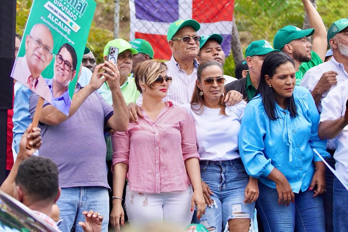 GonzalezJulio0's tweet photo. Hoy es domingo de acción en Santo Domingo Oeste. Únete a la marcha #CaravanaFP con Aquilino Serrata y @LeonelFernandez por un municipio más equitativo y próspero. 
#FuerzaDelPueblo
#Vota3 
#SeVan 
@FPcomunica https://t.co/9IfRl61trh
