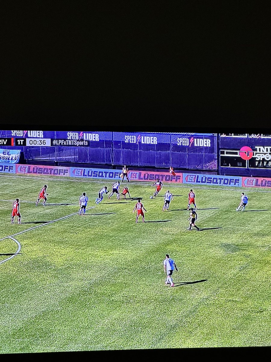 Luchi_roa's tweet photo. En serio se puede jugar en esa “cancha” ??? 
Riestra me das asco https://t.co/Ra9qGnxtDT