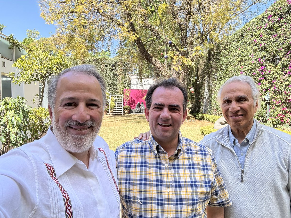 JoseAMeadeK's tweet photo. Estos días son especiales para @Pepe_Yunes y para mi. 
Mañana cumple mi papá y el martes su mamá.
Muy agradecidos que haya pasado a darle un abrazo. Acá se le quiere bien y le deseo lo mejor en Veracruz. https://t.co/74baBuExEH