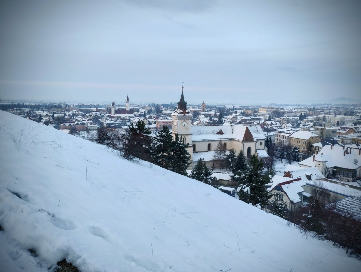 oliviapetra's tweet photo. 11.02.2023: Brasov seen from above
#coveredinsnow #Brasov #Sprenghi #Romania ❄️ https://t.co/MmV1mmCOYF