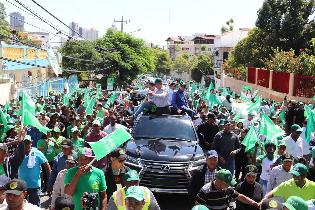 yudirosalia's tweet photo. Junto a @LeonelFernandez y @SerrataAquilino (SON), estuvieron en la marcha caravana, los candidatos a regidores que presentan la #FuerzaDelPueblo y sus aliados
#CaravanaFP
#FPComunica
#Vota3 
#SeVan #JuntosPorUnMunicipioNuevo #AquilinoSerrataAlcalde https://t.co/IDV4ahEm6R