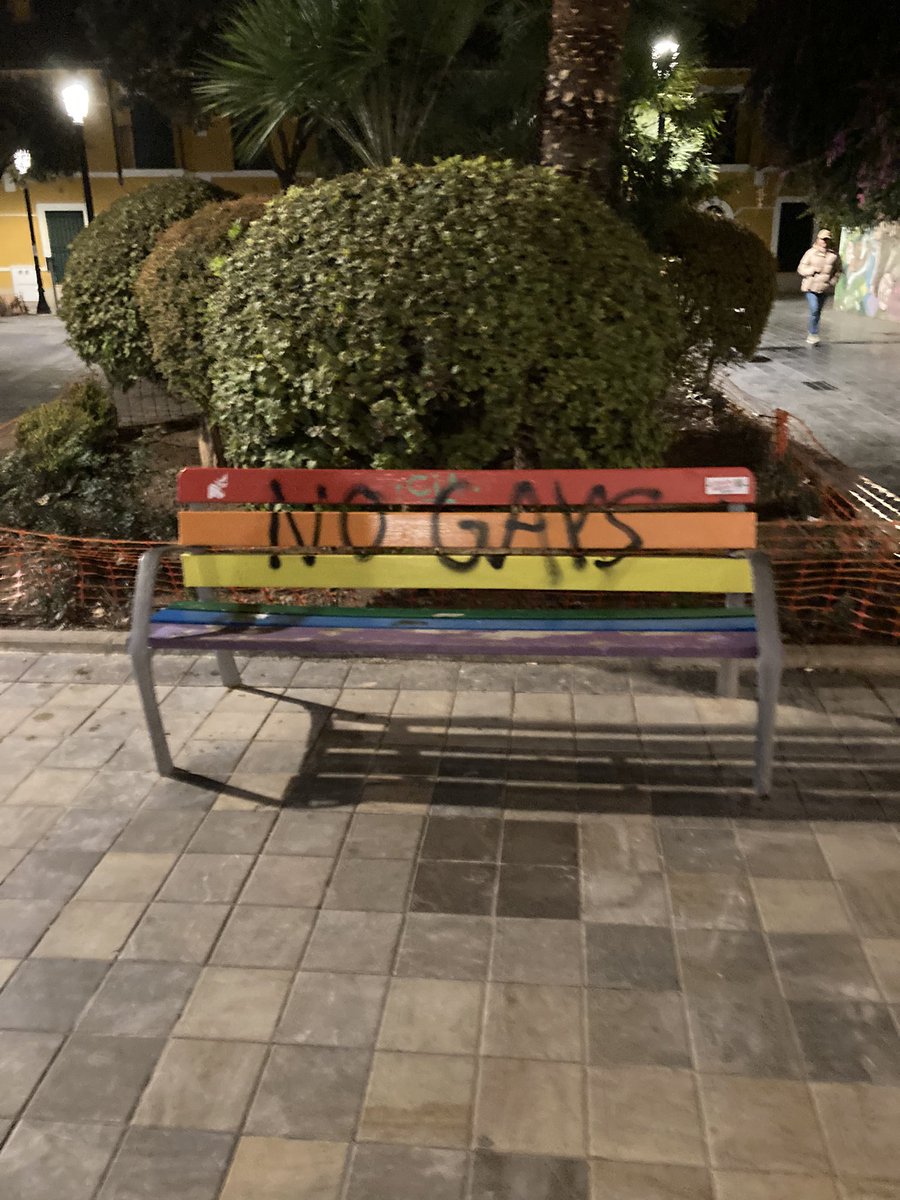 SoyPacolein's tweet photo. Dos semanas después de comunicar que en los bancos de la plaza Patraix hay pintadas homófobas, siguen ahí. #OrgullDeComunitat @AjuntamentVLC @mjosecatala @joanribo @JCcaballeroM @SanGomezLopez @lambdavalencia @lasprovincias @levante_emv @PSOEValencia @CompromisVLC @popularesVLC https://t.co/PHboWrXDZS
