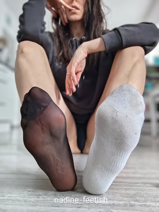 Wei&szlig;e Socken, schwarze Nylons, gro&szlig;e Sohlen, lange Zehen...ich habe alles was du willst und begehrst