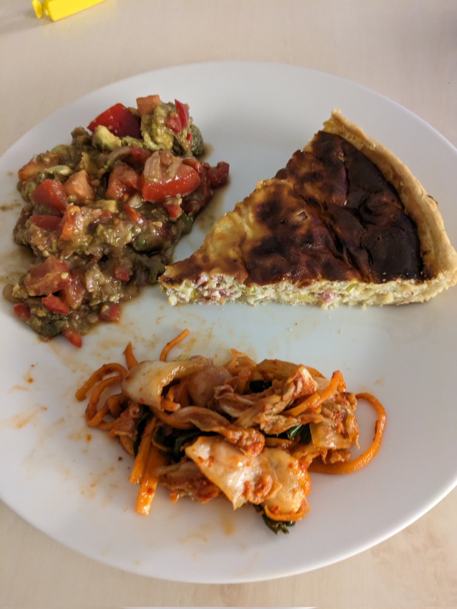 hmengma63's tweet photo. @RadlRonja 

Crossover Dinner: Quiche nach Aurélie (französisch Kochen) Kimchi von meiner Tochter, improvisierter Salat von Paprika, Tomaten, Avocado und Schalotten https://t.co/eCTWBMUqMh