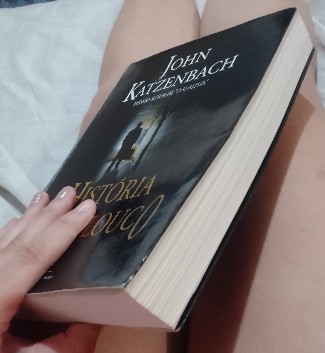 onhastudybe's tweet image. como vcs leitores limpam livros velhos? ganhei esse em péssimo estado, consegui tirar as manchas da página, mas preciso de dicas pra limpar a capa