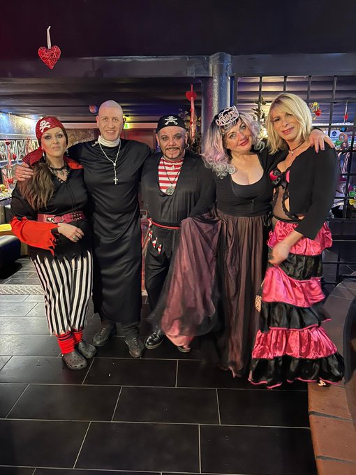 Che notte!  Ci siamo divertiti tantissimo! 😍 In foto, il nostro staff.  #carnevale #party #divertimento<a href="/tag/party"class="tags"><span>#party</span></a><a href="/tag/divertimento"class="tags"><span>#divertimento</span></a><a href="/tag/carnevale"class="tags"><span>#carnevale</span></a>