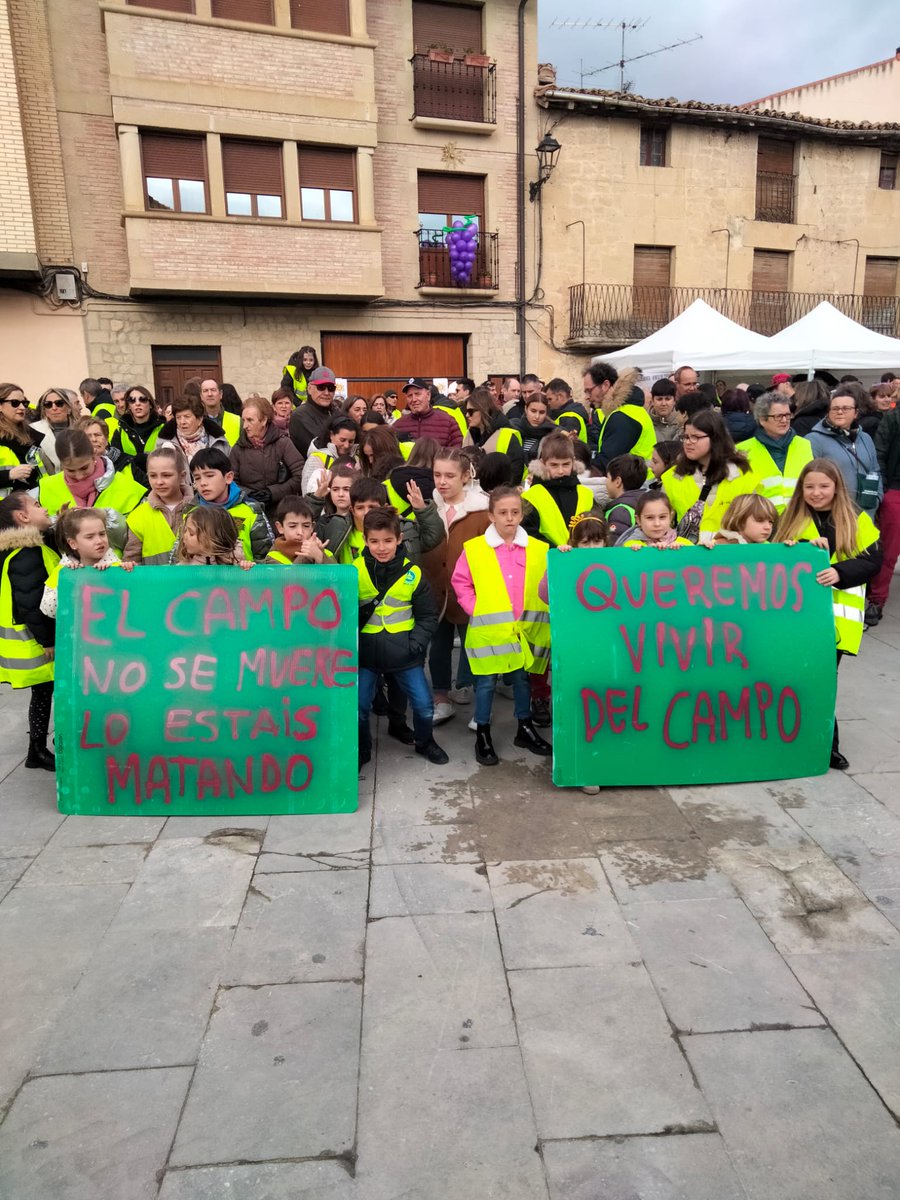 Atzo Lapuebla Labarkan #uztaberrieguna ospatu genuen 🍷
Aurten gure nekazarien aldeko aldarrikapen eguna. 💪
#mahastietatikbizinahidugu
#queremosvivirdelcampo
#arabakoerrioxa
#riojaalavesaexiste