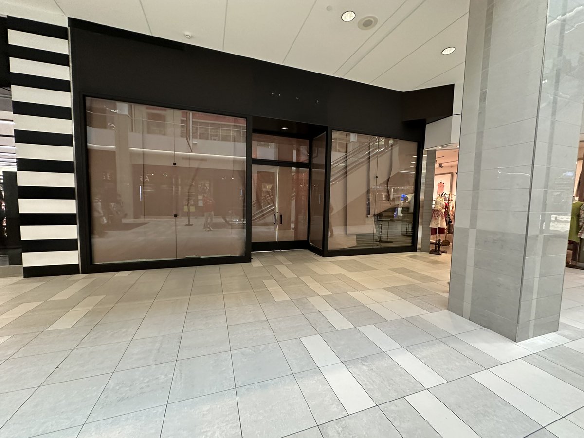 MALLREVIEWS's tweet photo. wtf is wrong with this mall? https://t.co/OgZUd6JvEt